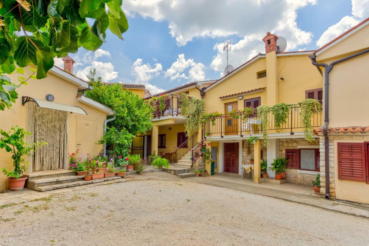 Apartments Redenta Tar-Vabriga Exterior photo